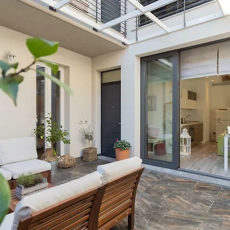 شقة White With Private Terrace By Rent All كومو